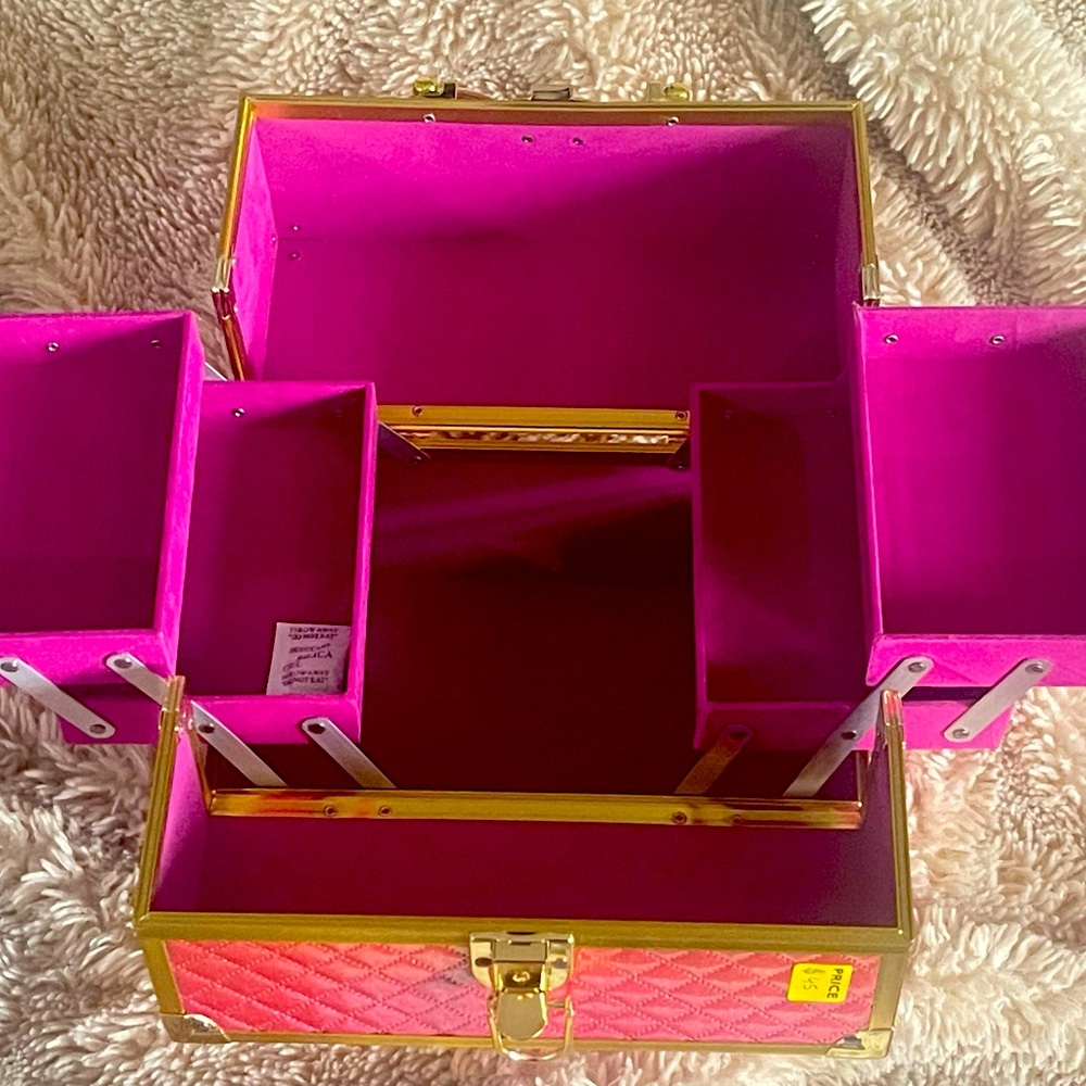 Brand new hasn’t been used. It’s a make up kit you could organize it.